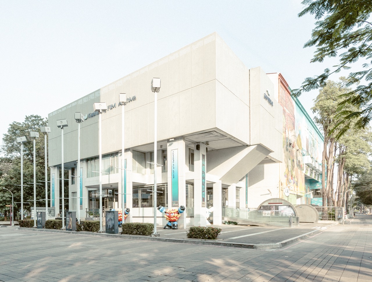 高雄市電影館座落於愛河邊，白天景象風光明媚